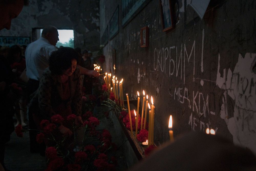 Старая школа № 1 во время памятных дней в Беслане, 1 сентября 2013 года. Фотография Оксаны Юшко
